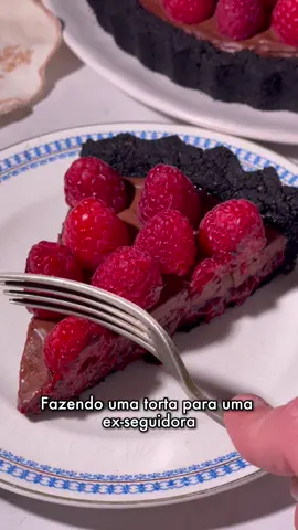 🍫TORTA DE FRAMBOESA COM CHOCOLATE AMARGO  Base* •250g de bolacha maizena •1/3 xic. de cacau black •1/3 xic. de óleo •1/3 xic. de água •2 cols. de sopa de açúcar •1 pitada de generosa de sal Recheio •400g de framboesa congelada* •200g de açúcar •Suco de 1 limão Ganache  200g de chocolate AMARGO (usei o 70%) 250g de creme de leite vegetal Para decorar Framboesas frescas (opcional) *Eu fiz a base inspirada na Oreo, mas do meu jeito, porque queria ter 100% e controle do resultado final. Mas você pode usar Oreos para receita! Só omitir a bolacha maizena, o açúcar e o sal.  *Pode usar framboesa fresca se estiver se sentindo bem Odete Roitman.  Base: Pré aqueça o forno à 180C. Triture as bolachas no processador até ficarem na textura de areia. Adicione o cacau black e pulse algumas vezes. Transfira para uma vasilha e adicione os demais ingredientes (a massa tem que ficar com textura de areia molhada). Coloque a massa numa forma de fundo removível e vá apertando para cobrir a forma. Faça furos com um garfo e leve para assar por 5 à 10 minutos.  Geléia: misture todos os ingredientes e leve numa panela em fogo médio até começar a engrossar, mexendo de vez em quando. Quando a geléia engrossar e você conseguir ver o fundo da panela, desligue o fogo e reserve.  Ganache: derreta o chocolate (eu derreto no microondas, de 30 em 30 segundos). Mexa até chegar em temperatura ambiente. Então, aqueça o creme de leite e despeje sobre o chocolate, mexendo bem até virar um creme homogêneo.  Para montar: cubra a massa com a geléia, espalhe bem. Leve para gelar por 30 minutos e depois passe por cima a camada de ganache. Cubra com as framboesa (importante: depois de higienizar as framboesas é importante secar elas muito bem, com papel toalha, para elas não vazarem para a torta) e está pronto! #storytelling #comidasemregra #receitafacil #vegana 