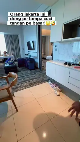 Timur ke Barat! 🤣 #humor #hotel #ternate  #viral #tiktok 