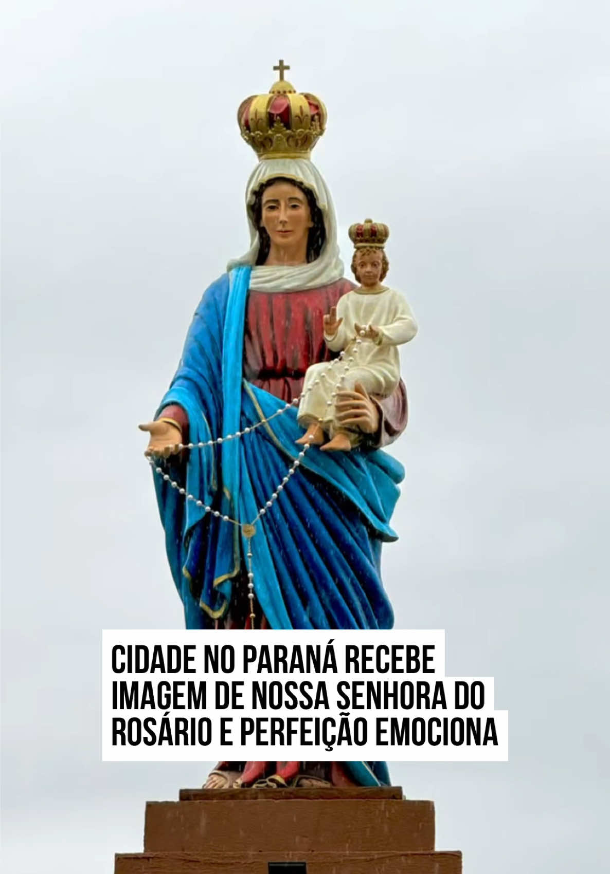 A cidade de #RosáriodoIvaí, no interior do #Paraná, recebeu na terça-feira (7/10), a recolocação da imagem de #NossaSenhora do Rosário durante a reinauguração da Praça Estanislau, espaço tradicional do município. Em vídeo compartilhado pelo internauta Guilherme Martins, é possível ver o momento em que a instalação da padroeira é finalizada.  A cena emocionou os moradores da cidade, que tem cerca de 5 mil habitantes: 