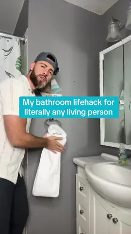 It’s not the end of the world, but it is SUCH a bummer when you go to dry your hands and your hand towel is on the floor, where your kids ran off with it. All of that ends with the loopy hand towel. #LifeHack #bathtowel #bathtowels #handtowel 