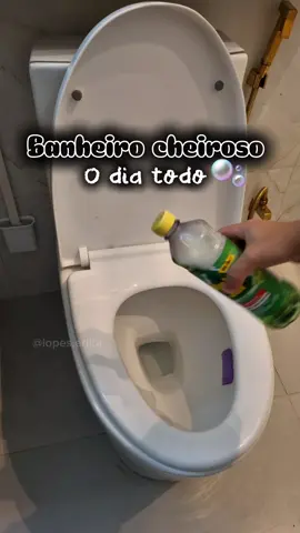 Banheiro cheiroso o dia todo 😍🫧 Simples, prático e econômico. Eu amei demais o resultado. 🫶 Uma observação, dependendo do vaso pode não dar certo. Mas vale a pena testar 💓 Me conta o que achou desse truque 👇 #donadecasacaprichosa❤️ #donasdecasa #banheirolimpo #utilidadedomestica #utilidadepublica 