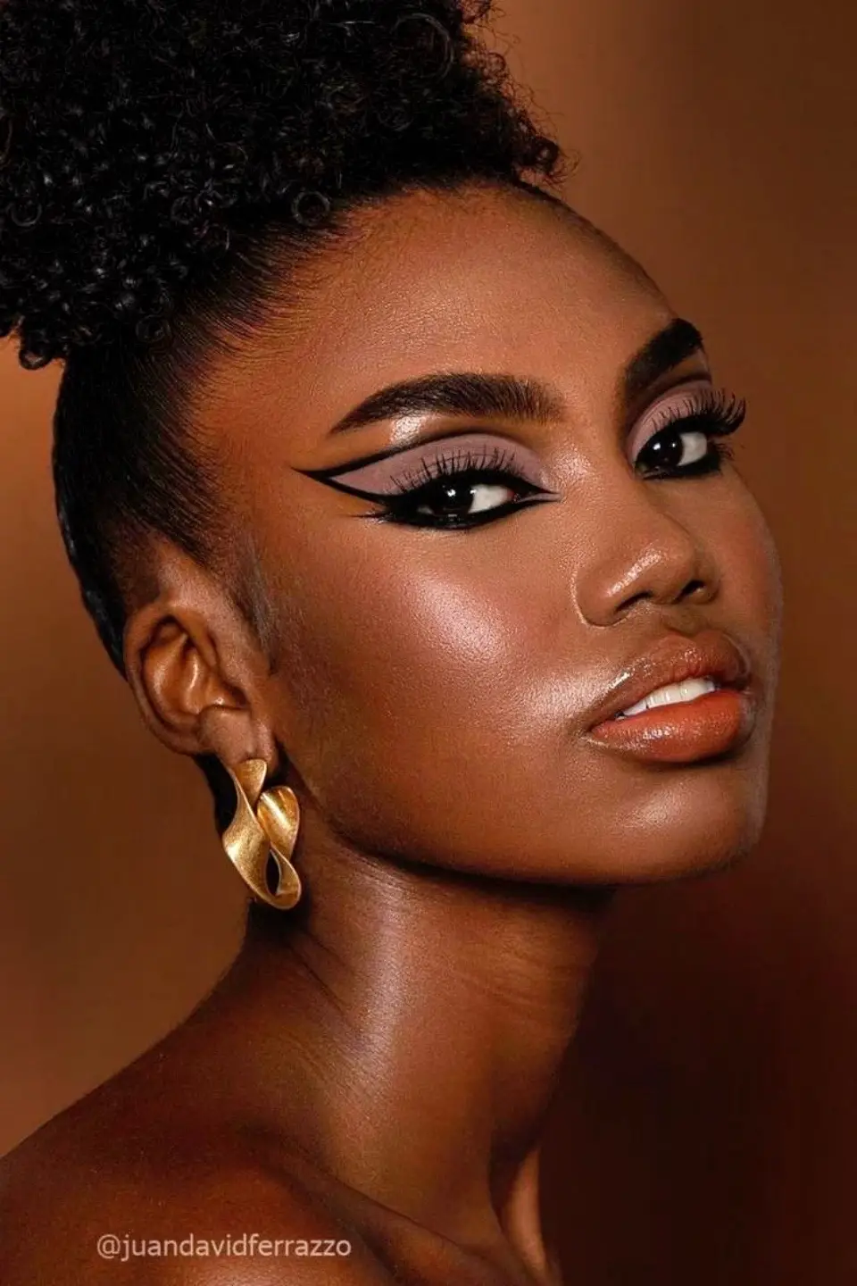 ¿Será que el 2026 será el nuevo 2016? 👀 Todo apunta a que vuelve una tendencia que me encanta. 💫 #makeupinspo #delineados #delineadosgraficos #maquillaje 