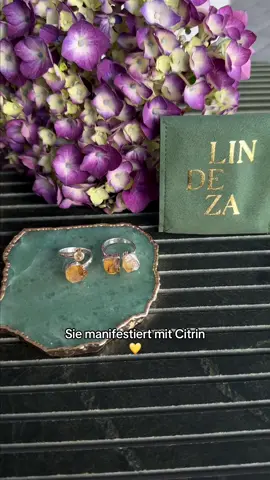 Citrin bringt Erfolg, Glück und Fülle in dein Leben… er pusht deine Energie und hilft dir, deine Wünsche schneller wahr werden zu lassen. #citrin #schmuckstore #kristalle  #edelsteine #kristallschmuck 