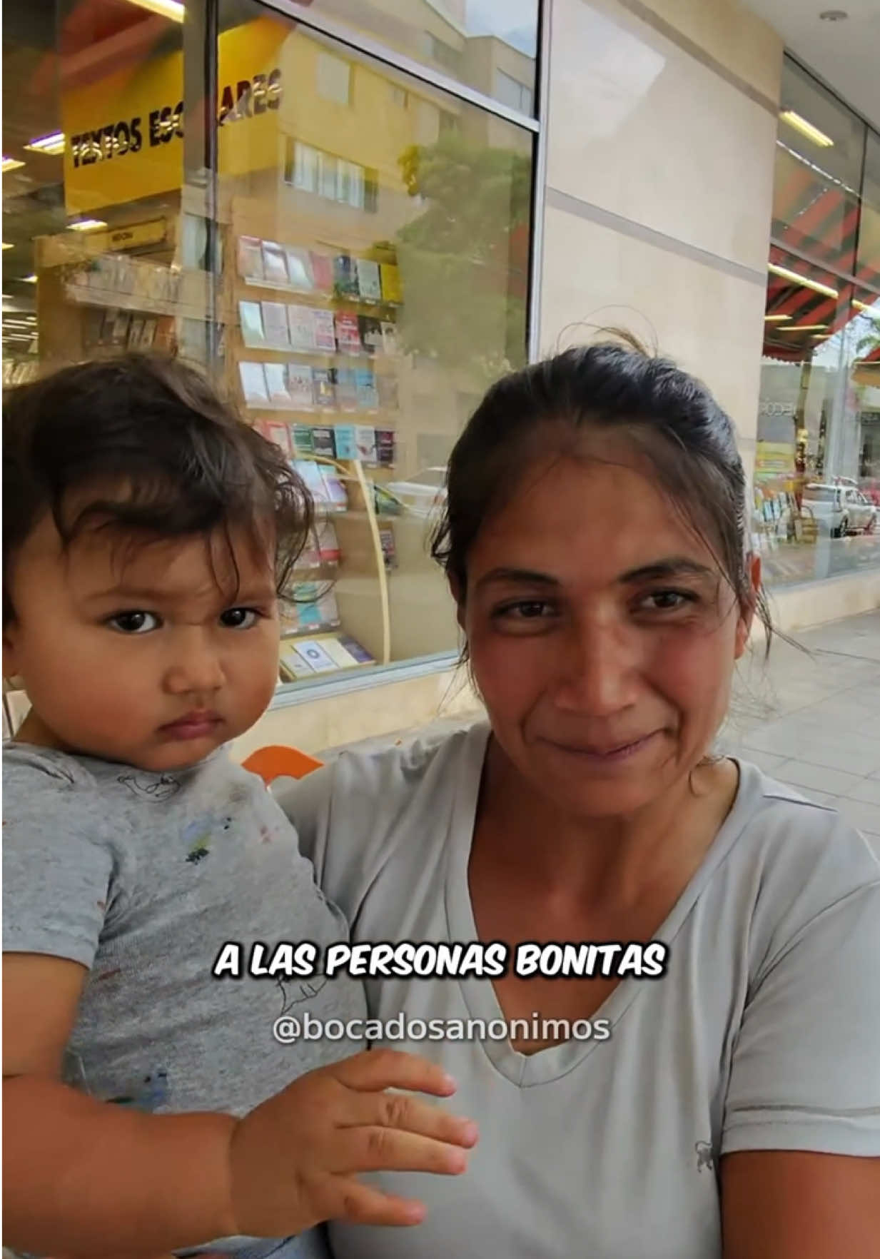 Repartiendo papitas junto a Ian y Adriana  📍Esquina panamericana de la  27-Bucaramanga #ayuda #videoviral #bocados #homelesspeople 