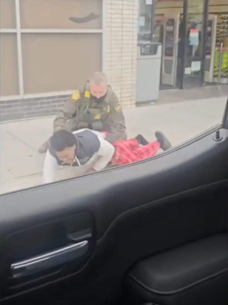 Agentes de la Patrulla Fronteriza derribaron a un joven de 19 años afuera de un Walgreens en el lado este de Chicago, la mañana del martes 14 de octubre. El momento quedó grabado en video por testigos, donde se ve a varios agentes encapuchados corriendo hacia la salida de la tienda y tacleando a un adolescente identificado como Warren King, mientras quienes estaban presentes gritaban: “¡Es ciudadano estadounidense!”. De acuerdo con medios locales, los agentes buscaban a un sospechoso vinculado a un operativo federal que terminó en una persecución y un choque en esa zona de la ciudad. El Departamento de Seguridad Nacional informó que un conductor —presuntamente indocumentado— embistió un vehículo oficial e intentó huir, siendo detenido más tarde.