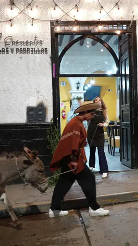 @Renzo Ventura👀 buscaba alfalfa y se enamoró en “El Encuentro” 🥰 #restaurante #cajamarca #pollosyparrillas #miradas #amorapromeravista 