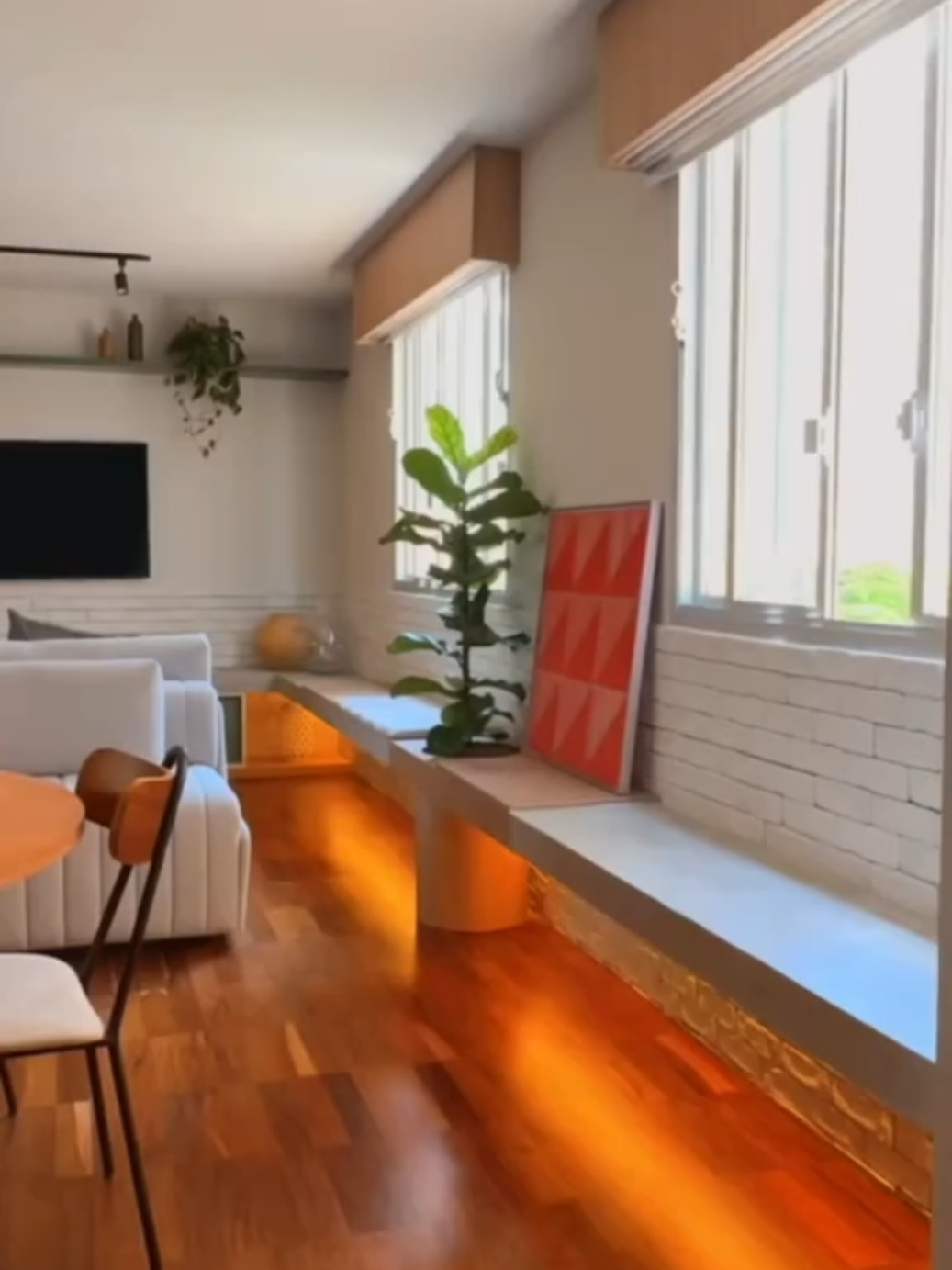 SAIU VÍDEO NOVO NO CANAL com tour nesse apê de 136m² que ficou MODERNO com a cara dos moradores e um QUARTO CORINGA diferente de tudo! 💙✨ Para ver vídeo completo link na Bio #tourpeloapartamento #decor #decoracao #inspiracao #arquitetura