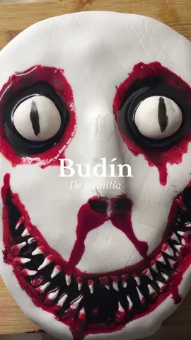 Budín de Vainilla 👀❤️💀 Ingredientes 	•	120 g de manteca (mantequilla) sin sal a temperatura ambiente 	•	30 g de aceite neutro 	•	260 g de azúcar 	•	2 huevos 	•	160 ml de leche 	•	260 g de harina para todo uso 	•	1 ¼ cucharadita de polvo de hornear 	•	1 cucharadita de esencia de vainilla 	•	200 g de dulce de leche 	•	250 g de fondant blanco 	•	Colorante negro @radhacolors 	•	Sangre comestible @radhacolors Preparación 	1.	Precalentar el horno a 180 °C (350 °F). 	2.	Batir la manteca, el azúcar y el aceite hasta obtener una mezcla más clara y cremosa. 	3.	Agregar la esencia de vainilla y los huevos, uno por uno, mezclando bien después de cada adición. 	4.	Incorporar la leche y mezclar. Si parece cortado, no te preocupes: al agregar la harina se integrará. 	5.	Añadir la harina y el polvo de hornear. Mezclar hasta que la masa esté uniforme. 	6.	Aceitar y enharinar una budinera, verter la mezcla y golpear suavemente el molde sobre la mesada para nivelar. 	7.	Hornear durante 45 minutos a 1 hora, o hasta que al insertar un palillo, salga limpio. 	8.	Desmoldar tibio y dejar enfriar completamente. Decoración del rostro 	1.	Una vez frío, cubrir el budín con dulce de leche usando una espátula para que el fondant se adhiera. 	2.	Estirar el fondant blanco hasta lograr una capa fina y cubrir todo el budín con él, alisando los bordes. 	3.	Con un cuchillo o esteca, marcar el rostro: los ojos, la nariz y la boca. 	4.	Con el mismo fondant, formar dos bolitas pequeñas para los ojos y pintarlas con colorante negro. 	5.	Con fondant o glasé blanco, formar los dientes y pegarlos en la zona de la boca. 	6.	Pintar detalles (contornos, sombras, boca y ojos) con colorante negro diluido o en gel. 	7.	Finalmente, agregar la sangre comestible en los bordes de los ojos, la boca y las grietas para darle el efecto terrorífico. #halloween #recetas #halloweenrecipe #budin #argentina 