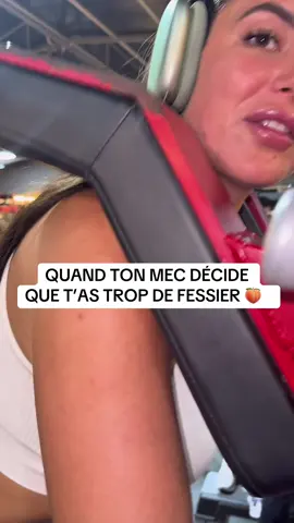 Je voulais juste faire mes exos fessiers tranquille 😭 Maintenant j’ai un coach/agent de sécurité à la salle 😂 Vous aussi vous avez un mec comme ça ? 😅💪 #CoupleGym #GymHumour #LegDay 