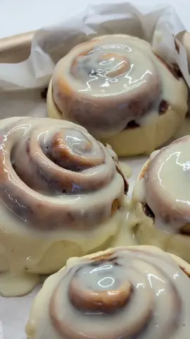 🤎 CINNAMON ROLL 🤎  A pedidos, essa é a receita que eu faço e fica 1000/10! Bom demais! Faz e me conta 🥰 INGREDIENTES:  Massa 	•	100 ml de leite 	•	50 ml de água 	•	10 g de fermento biológico seco 	•	400 g de farinha de trigo 	•	30 g de açúcar refinado 	•	1 pitada de sal 	•	1 colher (chá) de extrato de baunilha 	•	1 ovo 	•	50 g de manteiga sem sal Recheio 	•	100 g de manteiga sem sal 	•	60 g de açúcar mascavo 	•	1 ½ colher (sopa) de canela em pó 	•	1 colher (sopa) de leite Cobertura 	•	100 g de cream cheese 	•	100 g de açúcar de confeiteiro 	•	1 colher (chá) de extrato de baunilha 	•	30 ml de leite