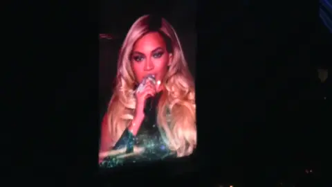 Audience view of Beyoncé singing XO at the 2014 Brit Awards. #beyonce #xo #britawards #2014 #fyp 