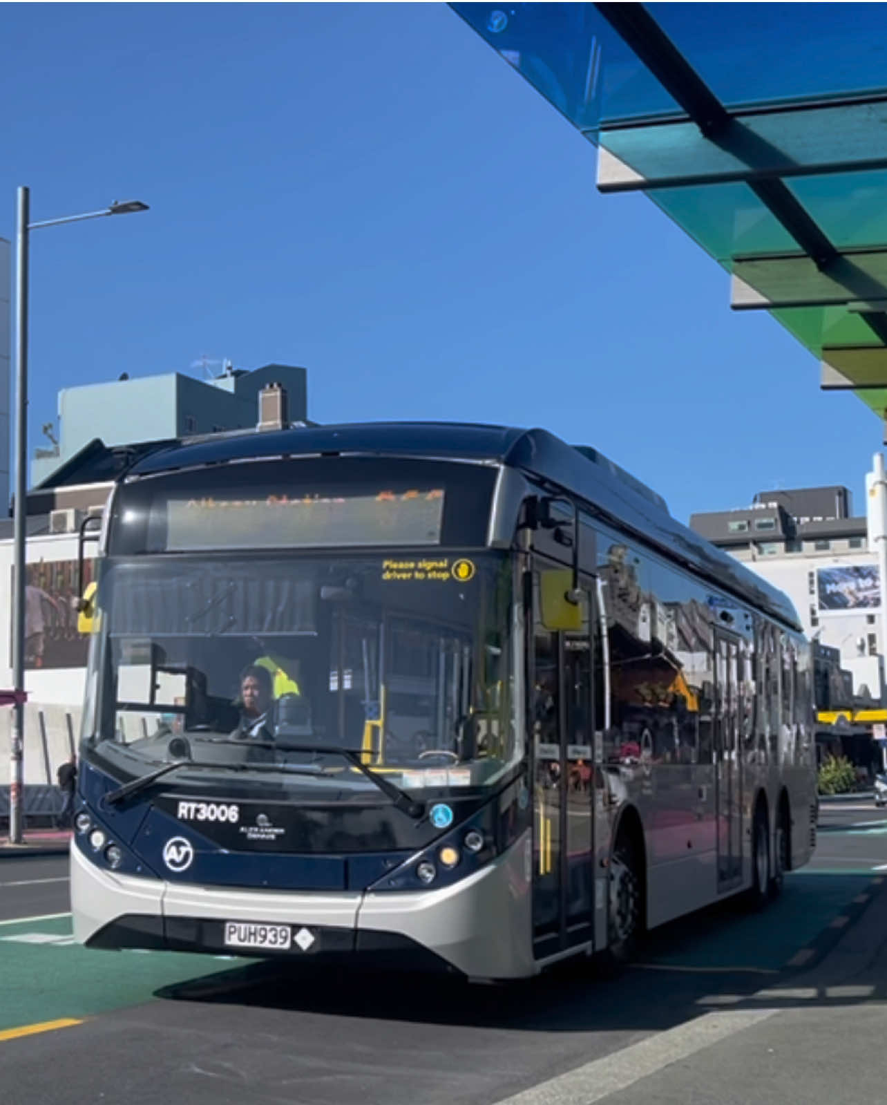 RT3006, one of the Ritches Enviro 200 XLB EV’s on an 866 to Albany Station from Newmarket at Karangahape Rd. #aucklandtransport #electric #bus #newzealand #foryou 