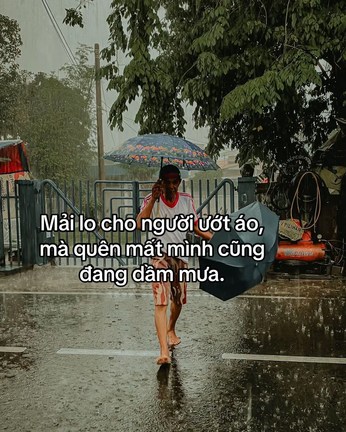 Mải lo cho người ướt áo, mà quên mất mình cũng đang dầm mưa. #story #sttdoi #14thgg11vhh #tamtrang 