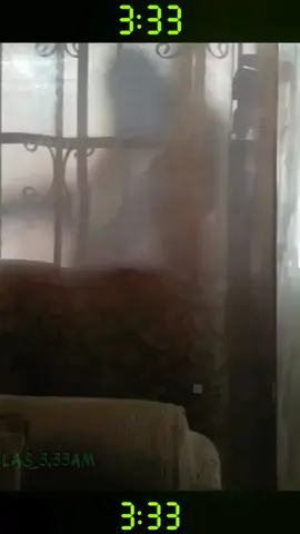 Esta mujer intenta averiguar la procedencia de la sombra. Pero no nadie hay afuera.  .  .  .  .  .  .  .  .  .  .  .  .  .  .  .  .  .  .  .  .  .  #shadows  #sombras  #paranormal  #sustos #reels 