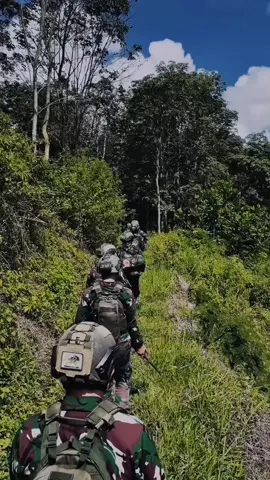 waktunya kita keliling patroli melewati alam papua pegunungan yang indah#puncakjayapapua🇮🇩 #satgas2025tniindonesia🇮🇩 #papuapegunungan🏔 #alampapuaindah🤗🌄 #berkaryabisadimanasaja 