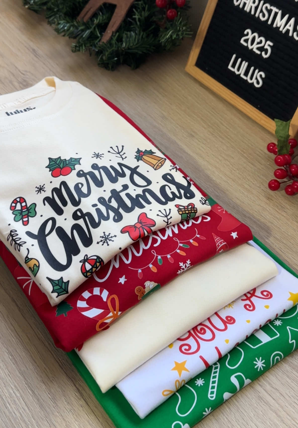 ✨Las camisetas Navideñas más lindas sin duda las tenemos en Lulus🎄 perfectas para ti y toda tu familia🎅🏼 elaboradas en algodón 100% lo que las hace súper suaves y cómodas. También personalizamos! Pídelas con tiempo, enviamos a toda Colombia❤️  #camisetas #camisetasdenavidad #navidad2025 #emprendimiento #camisetasnavideñas 