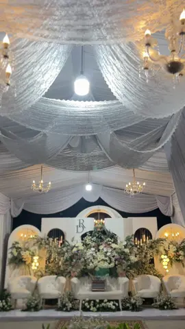 Wedding dekorasi 6 meter                           Info pricelist dan konsultasi : 085785000462 #weddinggresik #dekorasigresik #weddinglamongan #weddingsurabaya #marthawedding 