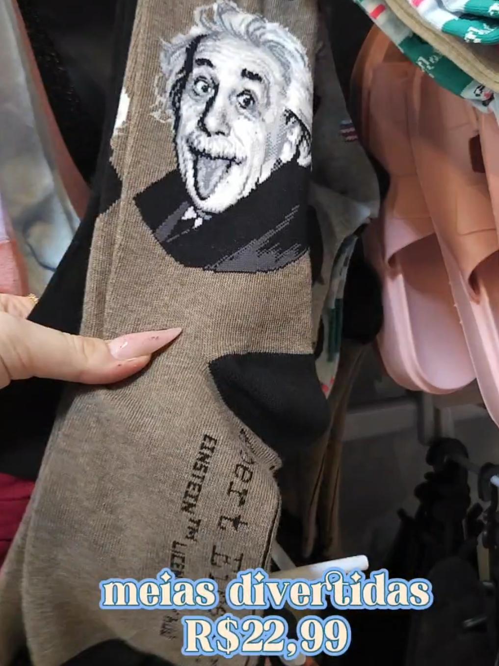 🧦✨ A febre de Ubatuba chegou nos seus pés! ✨🧦 As meias mais divertidas e desejadas da cidade estão na Mar de Coisas — e tem pra todos os gostos! 🐾 De gato, cachorro, bichinhos e natureza 🎄 De Natal, comidas e bebidas 🧠 Até do Einstein! 💫 E tem também as masculinas (40 ao 46!) 👉 Todas por R$ 22,99, com qualidade que impressiona — não pegam bolinha, são macias e estilosas do jeitinho que a gente ama! Vem escolher a sua na loja queridinha de Ubatuba, ou chama no WhatsApp pra garantir 💌 📍 Rua Cel. Domiciano, 237 – Centro, Ubatuba-SP 🕒 Segunda a sábado, das 9h às 19h 📲 WhatsApp: (12) 98831-4443 #domarpramim #mardecoisas #meiasdivertidas #ubatuba #presentescriativos 