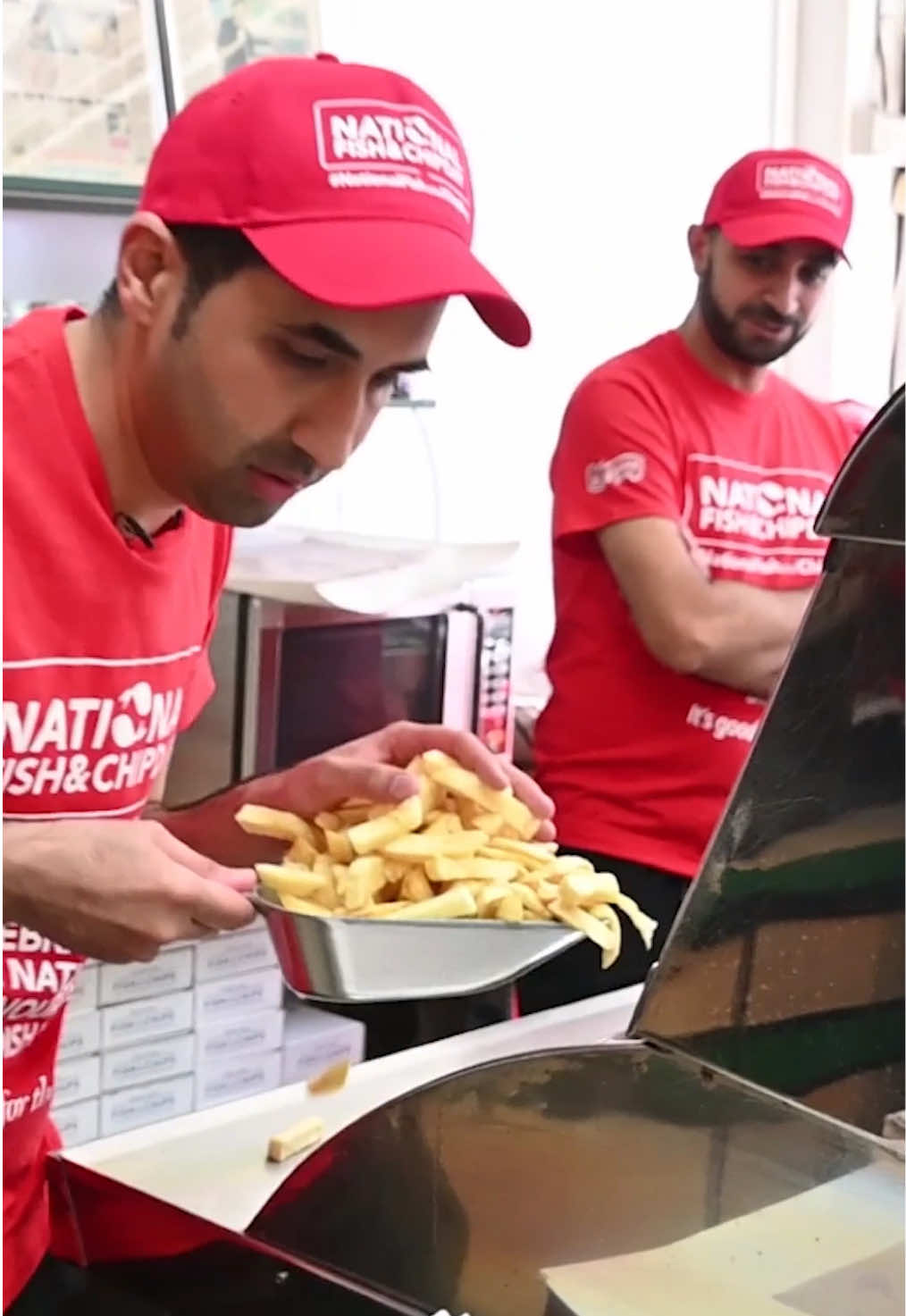Fastest time to wrap five portions of chips 🍟⏱️ 40.13 seconds by Zohaib Hussain 🇬🇧