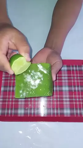 mezcla sábila con limón y elimina  arrugas, manchas.