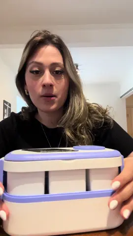 Uma querida feliz com o presencial dela e a marmitinha transformer 