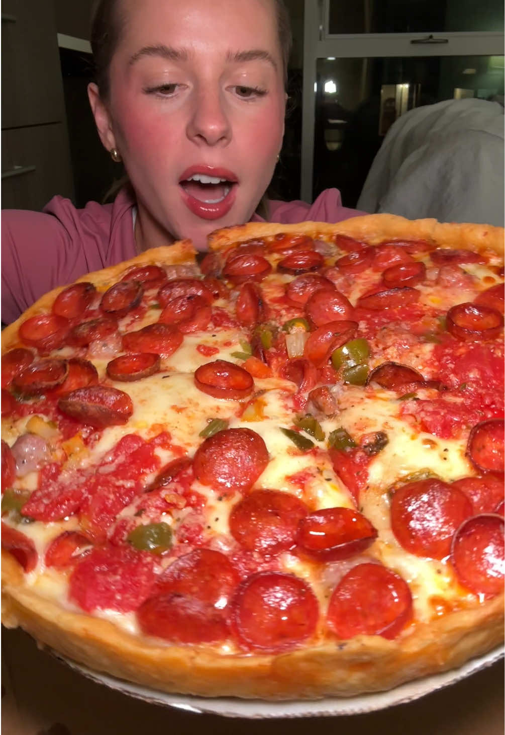 Hot honey pepperoni deep dish pizza from @LouMalnatis 🍕🌶️🍯 IS IT WORTH THE HYPE 🤨 …. Spoiler- Yes. Yes. Yes. #loumalnatis #chicagofood #pizzamukbang #deepdish #daseycaviseats 