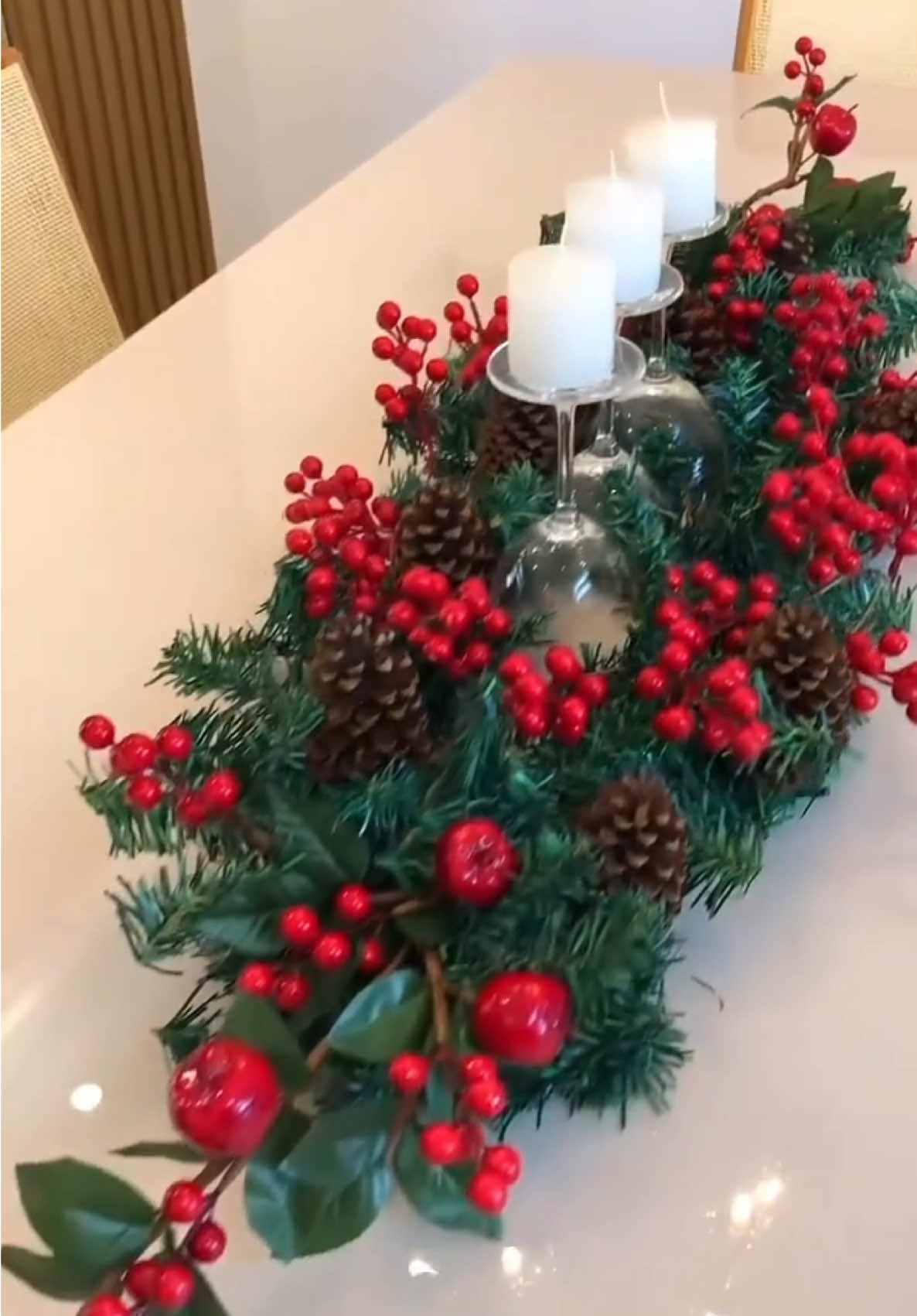 ✨ Que tal deixar sua casa com aquele clima natalino sem gastar muito? 🎄💫 Com poucos itens e um toque de criatividade, você mesmo pode montar um arranjo lindo pra mesa de Natal! 😍 🛍️ Todos os itens usados estão no link da bio — corre lá e garanta os seus antes que acabem! #DecoraçãoDeNatal #DecoraçãoNatalina #Natal2025 #MesaPosta
