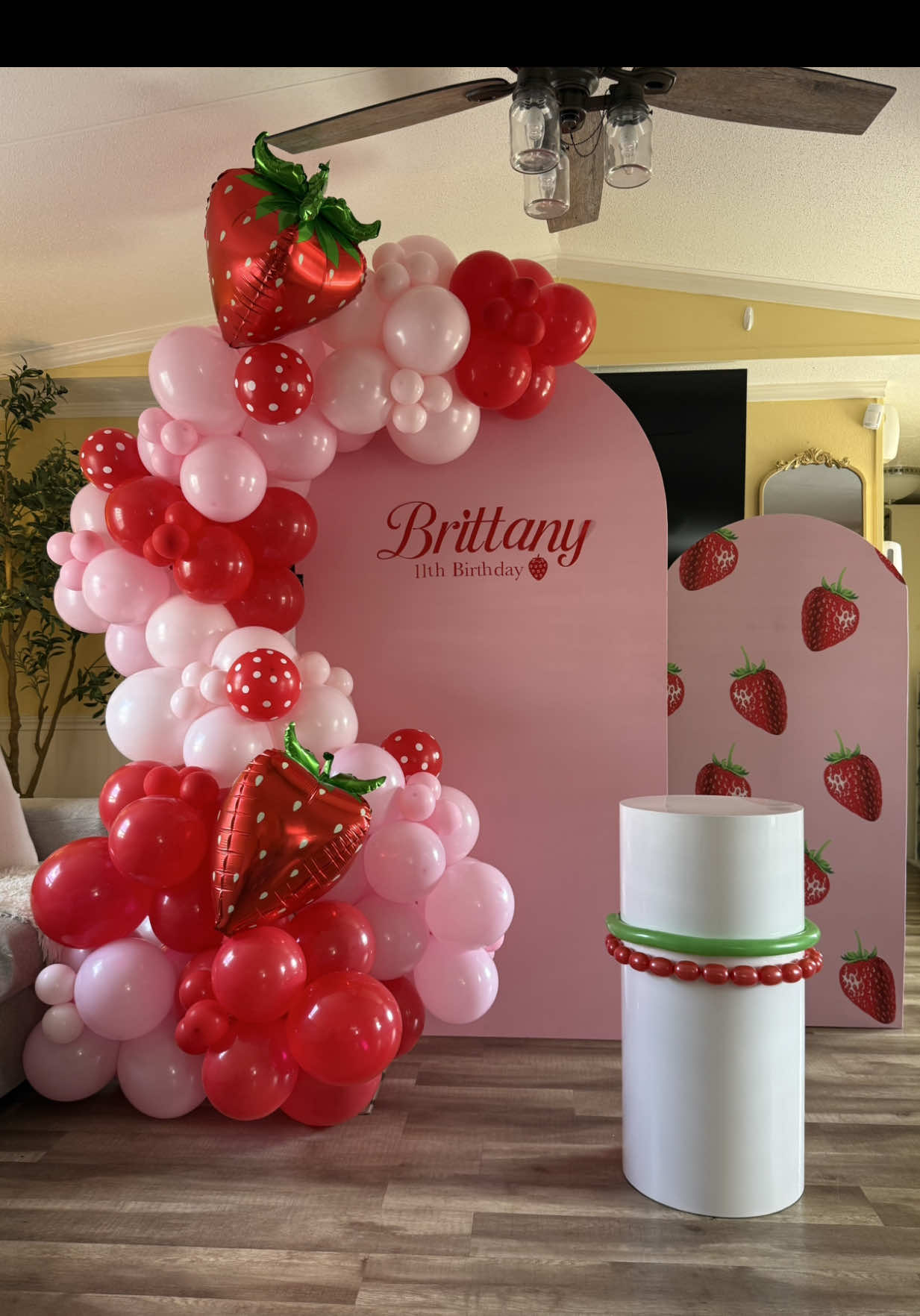 ✨🍓Just a touch of strawberry 🍓✨ #balloonarch #fyp #xyzbca #fypシ #SmallBusiness @creator search insights 