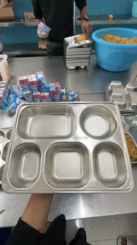 Menu MBG spesial ulang tahun Bapak Presiden RI 😍❤️ #MBG #makanbergizigratis #prabowopresiden2024 #fyppppppppppppppppppppppp 