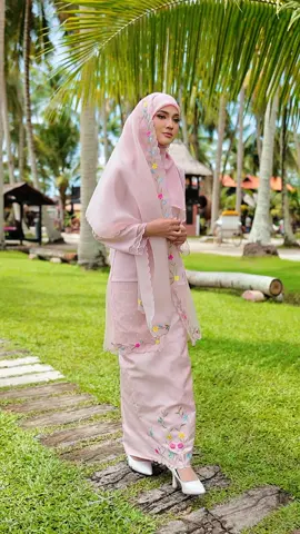 Memperkenalkan Kurung Mahsuri💗✨ Uols rasa ada berapa warna untuk design kalini🫣🤭 Launching date : 20 OKTOBER 2025🤍 #fyp #kurungmodern #selendangsulam #bajukurung #songket 