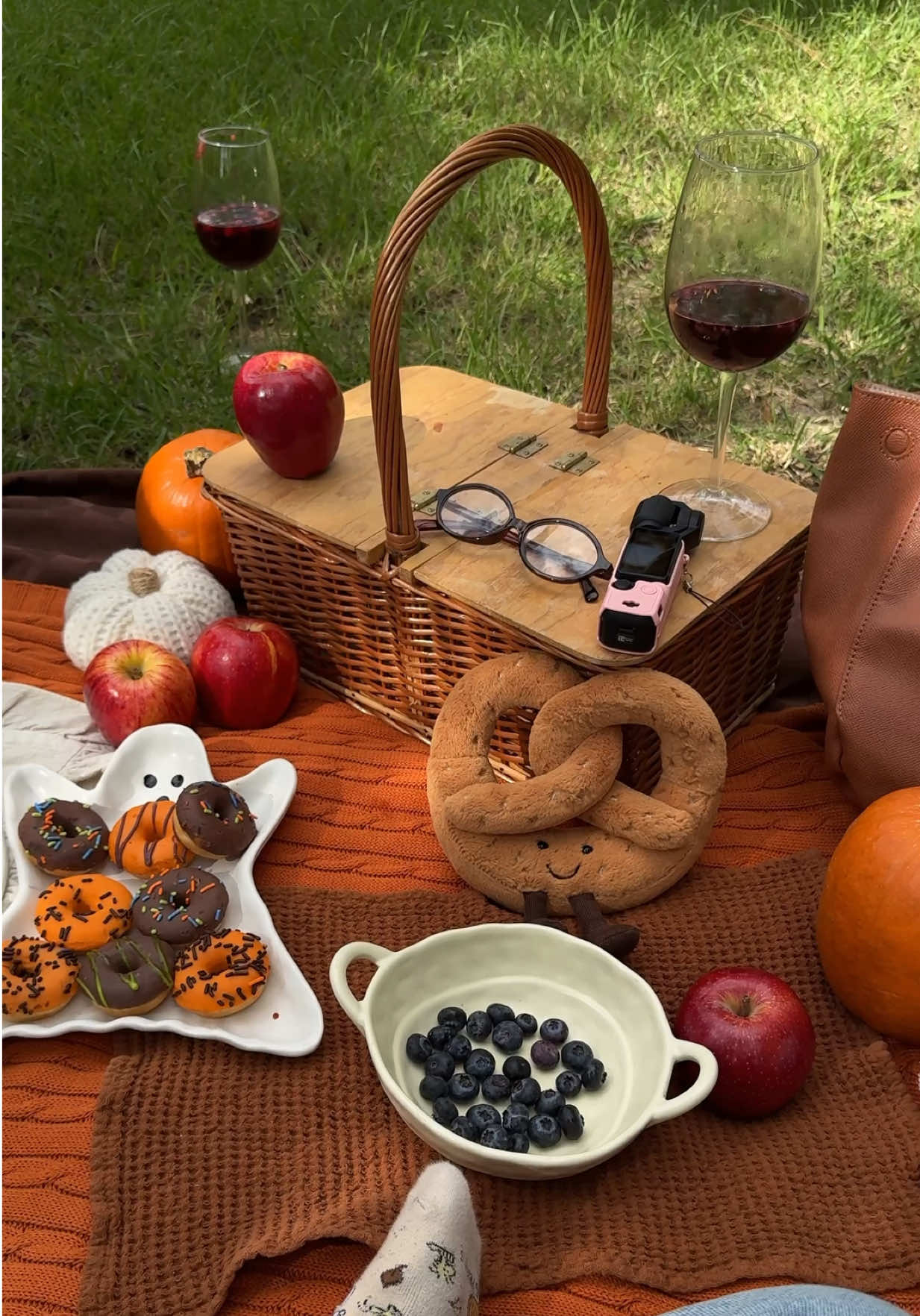 Picnic de Halloween con mis amigas 🧺🎃🤍🍎🍂 #picnic #picnicaesthetic #amigas #plandeamigas #girls 
