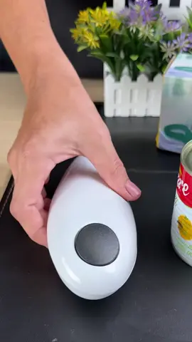 “Esse é o tipo de produto que todo mundo precisa em casa 😅👇” Abridor de Lata Elétrico Branco Automático Giratório ↘️link na Bio !!↘️#casa #shoppebrasil #dica #dicasutilidades #shoppe 