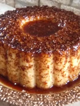🍮 FLAN CLÁSICO DE VAINILLA — EL POSTRE QUE NUNCA FALLA 🧁 Descripción Flan suave, cremoso y aromático, con un caramelo dorado brillante. Perfecto para reuniones familiares o como postre de domingo. 🧂 Ingredientes Para el caramelo: 100 g de azúcar blanca 50 ml de agua ½ cucharadita (2–3 ml) de jugo de limón 🍋 (para evitar que cristalice) Para el flan: 8 huevos (aprox. 440 g) 200 g de azúcar 1 litro de leche entera (1000 ml) 1 cucharadita (5 ml) de esencia de vainilla (o ½ vaina natural) 🔥 Preparación paso a paso 1️⃣ Prepara el caramelo En una sartén o cacerola, coloca el azúcar, el agua y el jugo de limón. Cocina a fuego medio sin remover, moviendo suavemente la olla. Cuando tome un tono ámbar dorado (unos 8–10 minutos), retira del fuego y vierte rápidamente en el molde. ⏱️ Duración: 10 minutos 2️⃣ Prepara la mezcla del flan En un bol grande, bate los huevos con el azúcar hasta integrar. Añade la leche y la esencia de vainilla, mezclando sin espumar demasiado. ⏱️ Duración: 5 minutos 3️⃣ Vierte y hornea Coloca el molde con el caramelo dentro de una fuente con agua caliente (baño maría). Vierte la mezcla sobre el caramelo. Hornea a 180 °C durante 30 minutos o hasta que al insertar un palillo, éste salga limpio. ⏱️ Cocción: 30–35 minutos 4️⃣ Enfría y desmolda Deja enfriar a temperatura ambiente. Luego refrigera durante 4 horas o hasta que esté bien firme. Pasa el molde unos segundos por agua tibia antes de desmoldar. ⏱️ Enfriado total: 4 horas 🕒 DURACIÓN TOTAL Preparación: 15 min Cocción: 35 min Reposo/enfriado: 4 h ➡️ Duración total: 4 h 50 min 🍮 Presentación y acompañamiento Sirve frío con su caramelo líquido. Podés decorar con nata montada, frutas frescas o galletas trituradas. 💛 Valor nutricional aproximado (por porción, 1/8 del flan) Nutriente Cantidad Energía 220 kcal Proteínas 8 g Grasas 6 g Carbohidratos 33 g Azúcares 30 g Calcio 120 mg Sodio 80 mg (Valores estimados según ingredientes estándar.)