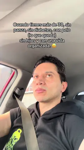 Llegas a los 30 y te das cuenta de que sobreviviste a los excesos, al drama, a los amores imposibles y al caos de los 20. No tienes panza (todavía), no te ha dado diabetes, te queda pelo —aunque ya lo cuidas como si fuera oro—, no tienes hijos y tu vida, por fin, tiene algo de orden. No eres millonario, pero pagas tus cuentas sin llorar. No sales todos los fines de semana, pero disfrutas el silencio. Y si te invitan a una fiesta, lo primero que preguntas es: “¿a qué hora termina?” 😅 A veces te da miedo haber cambiado tanto… hasta que recuerdas que esto también es éxito: tener paz, salud y tiempo para ti. #TreintonesConEstilo #V#VidaAdultaRealCreciendoSinColapsar