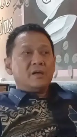 Sekda Kampar buka suara dibalik Pengadaan Mobil Dinas baru Bupati Kampar Ahmad Yuzar. Sebuah Mobil Dinas mewah Jenis Vellfire seharga 1,5 M ditengah kesulitan masyarakat saat ini.  Sekda menyarankan Bupati Kampar Ahmad Yuzar untuk bertobat. #beritatiktok #beritaviral #beritakampar 