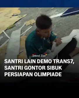 Jika sejumlah santri dari ponopes lain rami-rami menggelar unjuk rasa guna memprotes tayangan Trans7, para santri di Pondok Modern Darussalam Gontor justru tengah sibuk mempersiapkan acara Gontor Olympiad. Gontor Olympiad merupakan sebuah kompetisi tahunan dan acara olahraga yang diselenggarakan oleh Pondok Modern Darussalam Gontor (PMDG), yang melibatkan santri dari berbagai cabang dan pondok pesantren terkait.  Acara ini bukan hanya sekadar kompetisi, tetapi juga menjadi ajang pendidikan untuk menanamkan nilai-nilai kebersamaan, sportivitas, dan semangat juang.  Dalam video yang diunggah di akun Instagram resmi mereka, para santri tampak tengah membuat Brilix 2.6, yakni Maskot Gontor Olympiad 2025. Brilix 2.6 adalah sebuah robot semi-Gundam yang memiliki zirah futuristik dan senjata yang dapat berubah bentuk. Sebuah maskot yang merepresentasikan keberanian, kecerdasan, kemajuan, dan harapan yang tinggi untuk masa depan yang lebih cerah. Di balik maskot megah ini, ada santri-santri bagian properti yang memberikan dedikasi tinggi untuk membangun maskot tersebut. Mereka membuat maskot ini dengan penuh kesungguhan dan ketelitian sehingga tercipta maskot berbentuk robot nan megah, indah, dan sangat detail. #trans7 #transtv #santri #gontor #olimpiade 