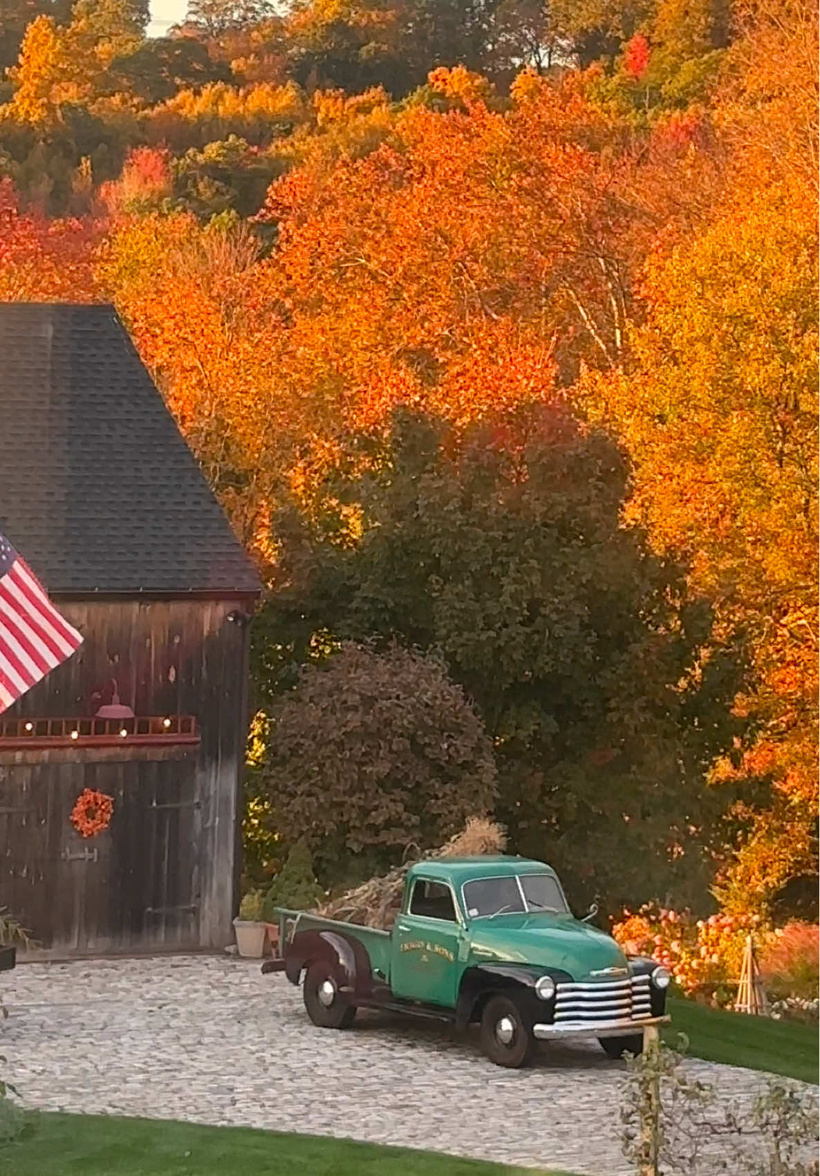 ending the night in my red light always xx 🌙🍂🍁