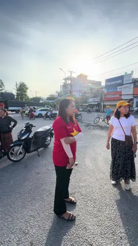 Mấy cô khách dễ thương trên xe bảo ghé để ủng hộ đoàn trước khi xuất phát 🇻🇳 
