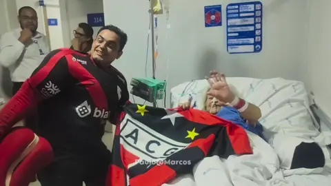 🔥👑 VISITA ESPECIAL À NOSSA RAINHA DONA SHIRLEY 👑🔥 📖✨ Acompanhe essa visita especial — Parte 5! 💞🐉📸🔥 🐉❤️✨🙌🏼🌹🏟️🔥💖🌟🥹🎶🐲💞 Ela mesma, do jeitinho dela 😍✨, toda emocionada 🥹💖, fez questão de chamar o torcedor para estar no clássico ⚽🔥, para estar junto com o Dragão 🐉❤️, mostrando o amor, a paixão e a força que só uma verdadeira Rainha Atleticana 👑💞 pode ter. Essa é a força da Dona Shirley 💪🏼🐲, a nossa Rainha 🏆✨, que mesmo em momentos delicados 💊, transmite energia, alegria e incentivo 💫🔥 a todos os atleticanos ❤️⚽. Ver a Dona Shirley chamando a torcida 🗣️🐲, sorrindo 😊💞, emocionada 🥹🔥, é perceber que o Atlético Goianiense não é só um clube 🏟️💖, mas uma paixão que une gerações 👨‍👩‍👧‍👦🐉, um amor que inspira todos nós ❤️✨. É impossível não se emocionar 😭💫 diante de uma mulher guerreira 🌹🐲, que representa cada torcedor, cada família e cada coração rubronegro ❤️🔥. E eu, como Dragolini 🐲✨, só posso agradecer a Deus 🙏🏼💖 por fazer parte de momentos tão incríveis, emocionantes e cheios de amor ❤️🔥 ao lado da nossa Rainha Dona Shirley 👑🐉. ✍🏼 Texto: Paulo Marcos Dragolini 🐲🔥❤️ #VisitaEspecial #RainhaDoDragão #DonaShirley #TorcedoraSímbolo #AtléticoGoianiense 