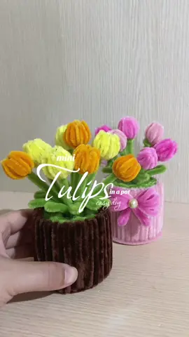 easy diy mini tulips 🌷🌷 #DIY #fuzzywire #pipecleaner #pot #tulips 