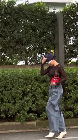 Hãy tuyệt giao càng sớm càng tốt với người chỉ muốn bạn hy sinh.  Trên đời này, ai rời bỏ ai thì trái đất vẫn quay, cuộc sống của bạn không có những người đó thì vẫn cứ là trời xanh mây trắng, gió mát hương lành.