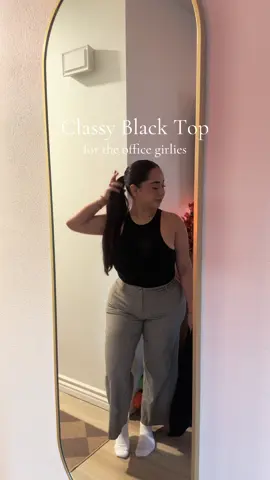 The buttons on this top are soooo cute 🖤✨ #blacktop #officegirly #worktops 