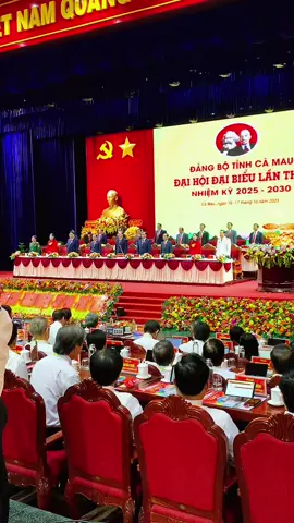 Đoàn Chủ tịch lên điều hành Đại hội #daihoikhonggiayto #camau #nhứtưt #daihoidaibieucamau #tomcamau 