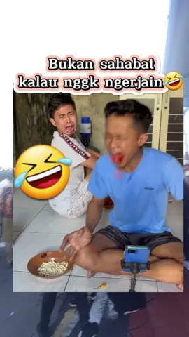 ngakak🤣🤣..Bukan sahabat kalau nggak ngerjain😁🤣   #foryoupage #viraltiktok #hiburan #lucu #funnyvideos #ngakak #kocak 