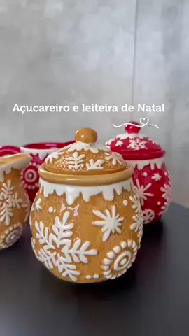 ✨ Detalhes que transformam o café em um momento especial! Esse açucareiro e leiteira de Natal em porcelana com relevo é puro encanto 🎅☕ Quem aí também ama uma mesa natalina cheia de charme? ❤️ #ShopeeResolve ✨ Gostou? me envia uma mensagem que te mando o link. #Natal2025 #MesaPostaDeNatal #DecoraçãoDeNatal #NatalEmCasa 