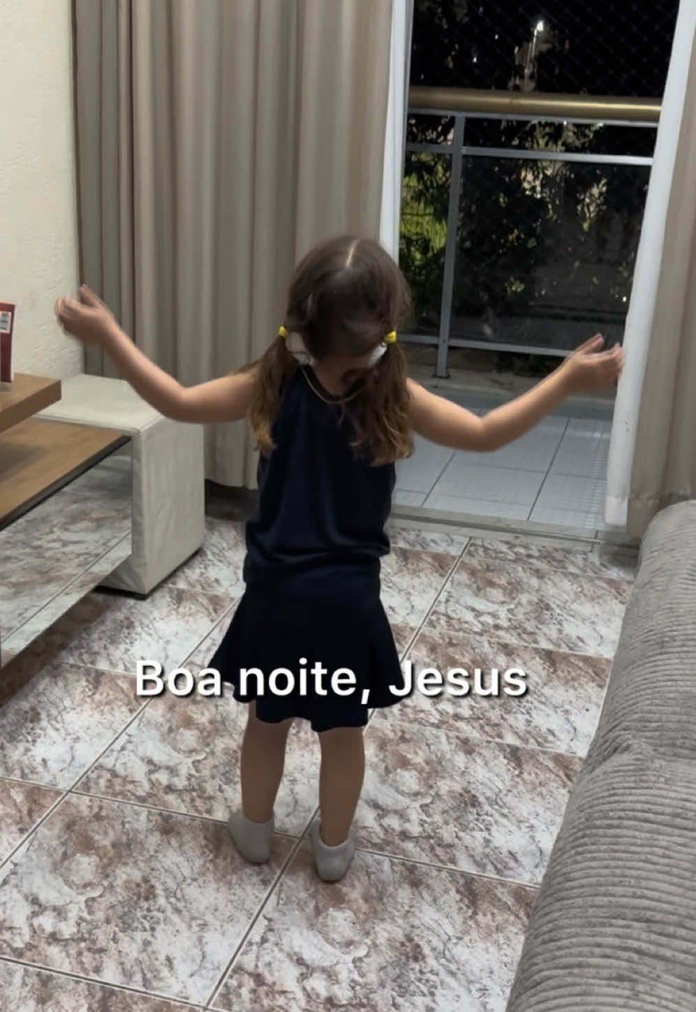 Toda vez que ela chega em casa, ela cumprimenta Deus, Jesus e o Espírito Santo e agradece por cuidarem da casa e do peixinho dela.Um gesto simples, mas que revela um relacionamento puro e genuíno de fé. A forma que ela se relaciona com Jesus me inspira!🙌🏼❤️
