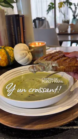 CREMA DE PORO Y PAPA con croissant de camembert, higos y miel 🍯 Ingredientes: • 1½ cdas aceite de oliva • 3 tazas poro (puerro) en rodajas • ½ cebolla blanca picada • 1 diente de ajo grande • 1 papa grande, en cubos • 1 taza espinaca baby • 1 hoja de laurel • 1 rama de tomillo • 1 rama de orégano • 4 tazas caldo de pollo o verduras • 1 taza de agua • Sal con ajo, sal y pimienta negra molida • 2 cdas crema de leche Preparación: 	1.	En una olla calienta el aceite de oliva y sofríe el poro, la cebolla y el ajo hasta que estén suaves y fragantes. 	2.	Agrega la papa, la espinaca, las hierbas, el caldo, el agua y los condimentos. 	3.	Lleva a hervor, tapa y cocina 30 minutos a fuego bajo. 	4.	Retira las hierbas, añade una taza extra de espinaca cruda y licúa hasta obtener una textura cremosa. 	5.	Incorpora la crema de leche y mezcla. Para servir: Decora con un poco más de crema de leche y unas gotas de aceite de chile 🌶️ ✨ Acompaña con un croissant relleno de queso camembert, higos frescos y miel. #autumn #Recipe #sopa #homemade 