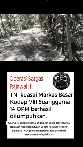 EsaNews.id — Pada Rabu, 15 Oktober 2025, Satuan Tugas Gabungan (Satgasgab) TNI berhasil melancarkan operasi senyap dalam perebutan Markas Besar Kodap VIII Soanggama. Operasi ini melibatkan unsur Satgas Rajawali II, Yonif 500 Raider, dan Yonif 712/WT, dengan hasil yang signifikan bagi stabilitas keamanan di wilayah Papua. Dalam aksi militer tersebut, 14 anggota Organisasi Papua Merdeka (OPM) berhasil dilumpuhkan. Di antara mereka, terdapat beberapa tokoh penting seperti Agus Kogoya, yang menjabat sebagai Kepala Staf Operasi Kodap VIII Soanggama, serta Zakaria Kogoya, pelaku pen3mbakan terhadap prajurit TNI pada operasi sebelumnya. Selain itu, pasukan TNI juga berhasil menyita berbagai barang bukti berupa 4 pucuk senjata api, amunisi, alat komunikasi, dan sejumlah dokumen penting milik kelompok separatis tersebut. Keberhasilan operasi ini menjadi pukulan telak bagi jaringan OPM, sekaligus memperlihatkan kemampuan taktis pasukan TNI dalam menjalankan operasi militer tanpa menimbulkan korban di pihaknya. Operasi ini disebut sebagai bagian dari upaya berkelanjutan TNI dalam menjaga keutuhan Negara Kesatuan Republik Indonesia (NKRI) serta menciptakan rasa aman bagi masyarakat di wilayah Papua. EsaNews.id  #beritaviral #tniindonesia🇮🇩 #opm #militer #fyppppppppppppppppppppppp 