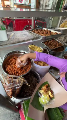 Nasi kontingen dengan lauk komplit di Jogja Nasi Kuning Muna Cung Lokasi di pasar Pathuk jl. Beskalan kota Yogyakarta