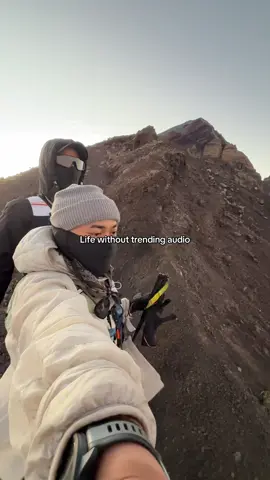 Behind the scene. #fyppppppppppppppppppppppp #rinjani3726mdpl♥ #mountrinjani #rinjani #Hiking 